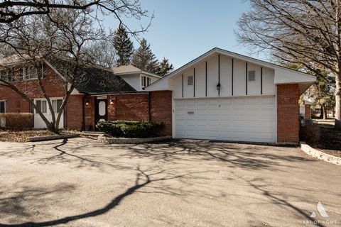 Photo of 2 Stuart On Oxford Street, Rolling Meadows, IL 60008 (MLS # 12620423)