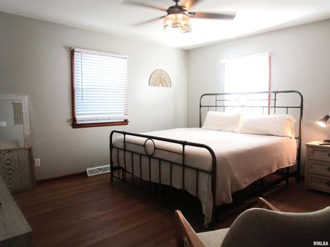 Tiny photo for 304 APRIL Avenue, Carmi, IL 62821 (MLS # EB459968)