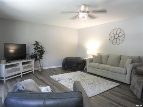 Tiny photo for 304 APRIL Avenue, Carmi, IL 62821 (MLS # EB459968)