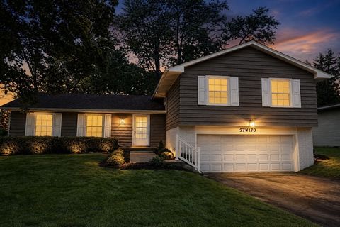 Property photo of 27w170 Fleming Drive, Winfield, IL 60190