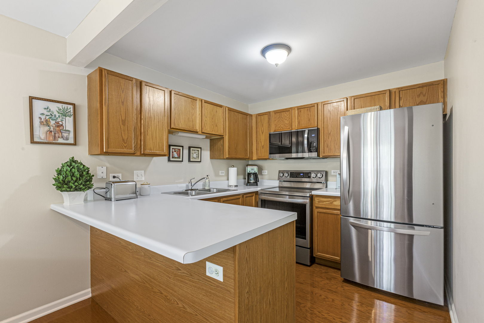 928 N VILLAGE Drive 2
