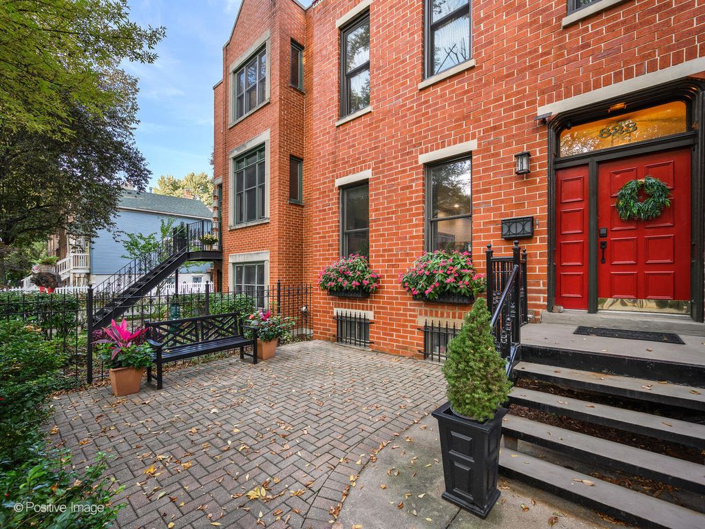 Photo for 823 S Oakley Boulevard, Chicago, IL 60612 (MLS # 12508120)