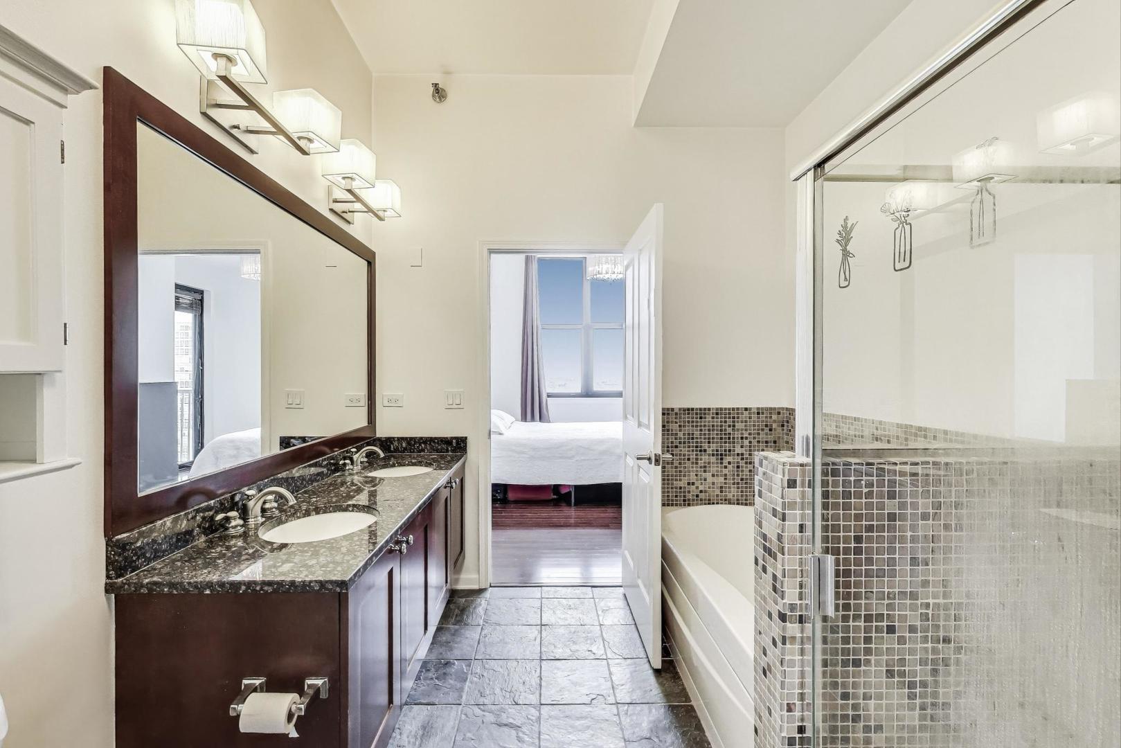 Chicago, Illinois 60605, United States, 2 Bedrooms Bedrooms, ,2 BathroomsBathrooms,Residential,Active,245350