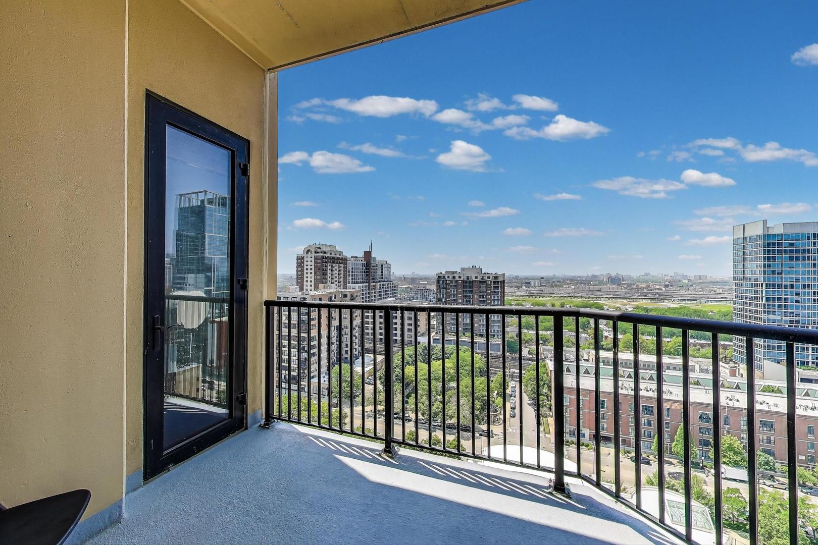 Chicago, Illinois 60605, United States, 2 Bedrooms Bedrooms, ,2 BathroomsBathrooms,Residential,Active,245350