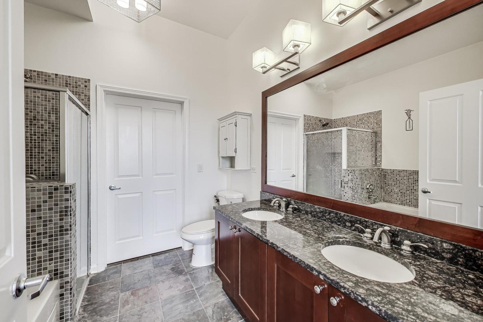 Chicago, Illinois 60605, United States, 2 Bedrooms Bedrooms, ,2 BathroomsBathrooms,Residential,Active,245350