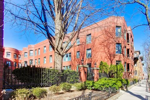 Tiny photo for 832 W Lakeside Place #3N, Chicago, IL 60640 (MLS # 12585361)