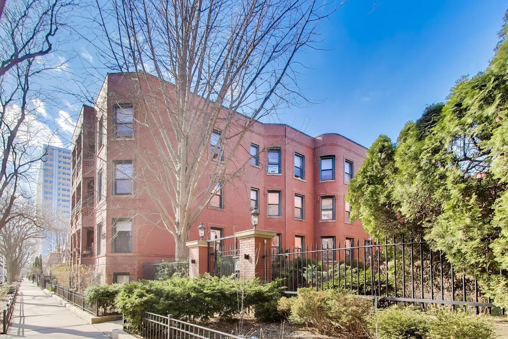 832 W Lakeside Place 3N