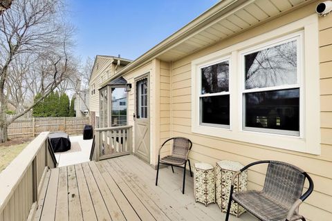 Tiny photo for 5 E Emerson Street, Arlington Heights, IL 60005 (MLS # 12588923)