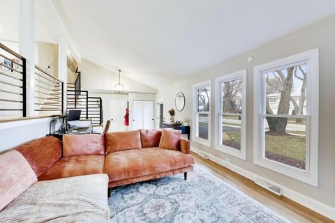 Tiny photo for 5 E Emerson Street, Arlington Heights, IL 60005 (MLS # 12588923)