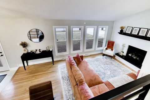 Tiny photo for 5 E Emerson Street, Arlington Heights, IL 60005 (MLS # 12588923)