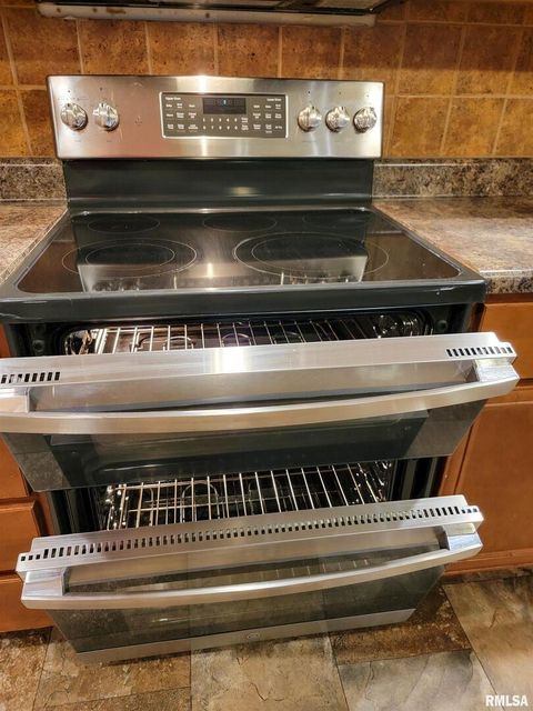 Tiny photo for 2517 Cherrybark Lane, Flora, IL 62839 (MLS # EB459469)