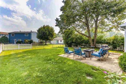 Tiny photo for 713 N Lakeside Drive, Vernon Hills, IL 60061 (MLS # 12437348)