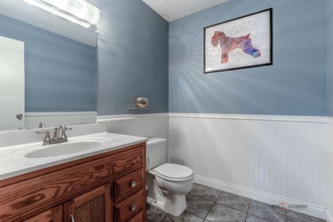 Tiny photo for 713 N Lakeside Drive, Vernon Hills, IL 60061 (MLS # 12437348)