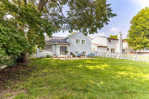 Tiny photo for 713 N Lakeside Drive, Vernon Hills, IL 60061 (MLS # 12437348)