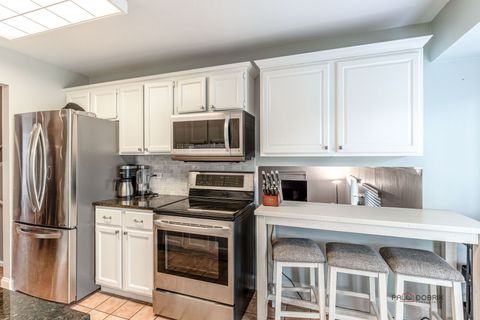 Tiny photo for 713 N Lakeside Drive, Vernon Hills, IL 60061 (MLS # 12437348)