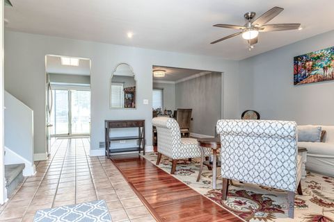 Tiny photo for 713 N Lakeside Drive, Vernon Hills, IL 60061 (MLS # 12437348)