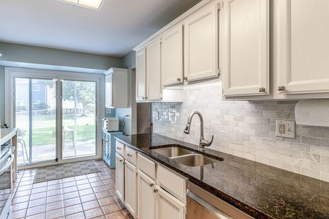 Tiny photo for 713 N Lakeside Drive, Vernon Hills, IL 60061 (MLS # 12437348)