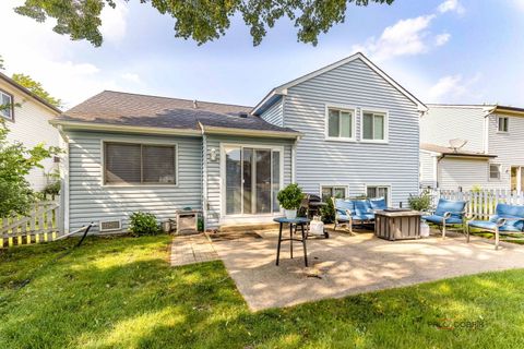 Tiny photo for 713 N Lakeside Drive, Vernon Hills, IL 60061 (MLS # 12437348)