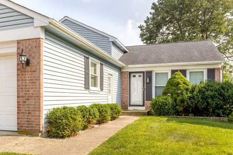 Tiny photo for 713 N Lakeside Drive, Vernon Hills, IL 60061 (MLS # 12437348)