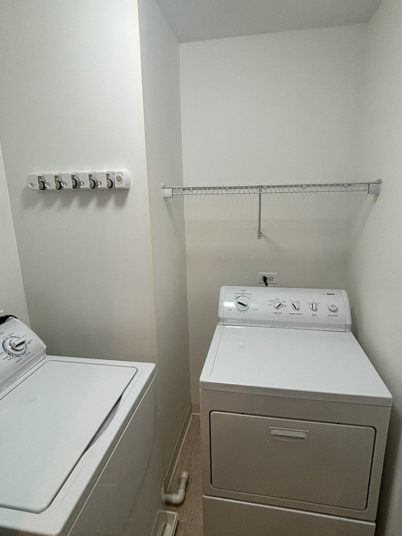 Elmhurst, Illinois 60126, United States, 2 Bedrooms Bedrooms, ,2 BathroomsBathrooms,Residential,Active,215443