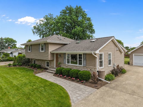 Photo of 15 W 56th Place, Westmont, IL 60559 (MLS # 12667340)