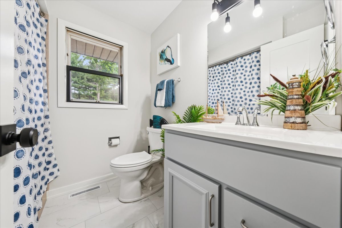 Beach Park, Illinois 60099, United States, 3 Bedrooms Bedrooms, ,2 BathroomsBathrooms,Residential,Active,242088