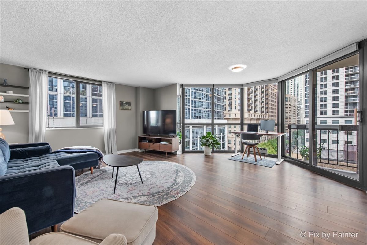 33 W Delaware Place 8B
