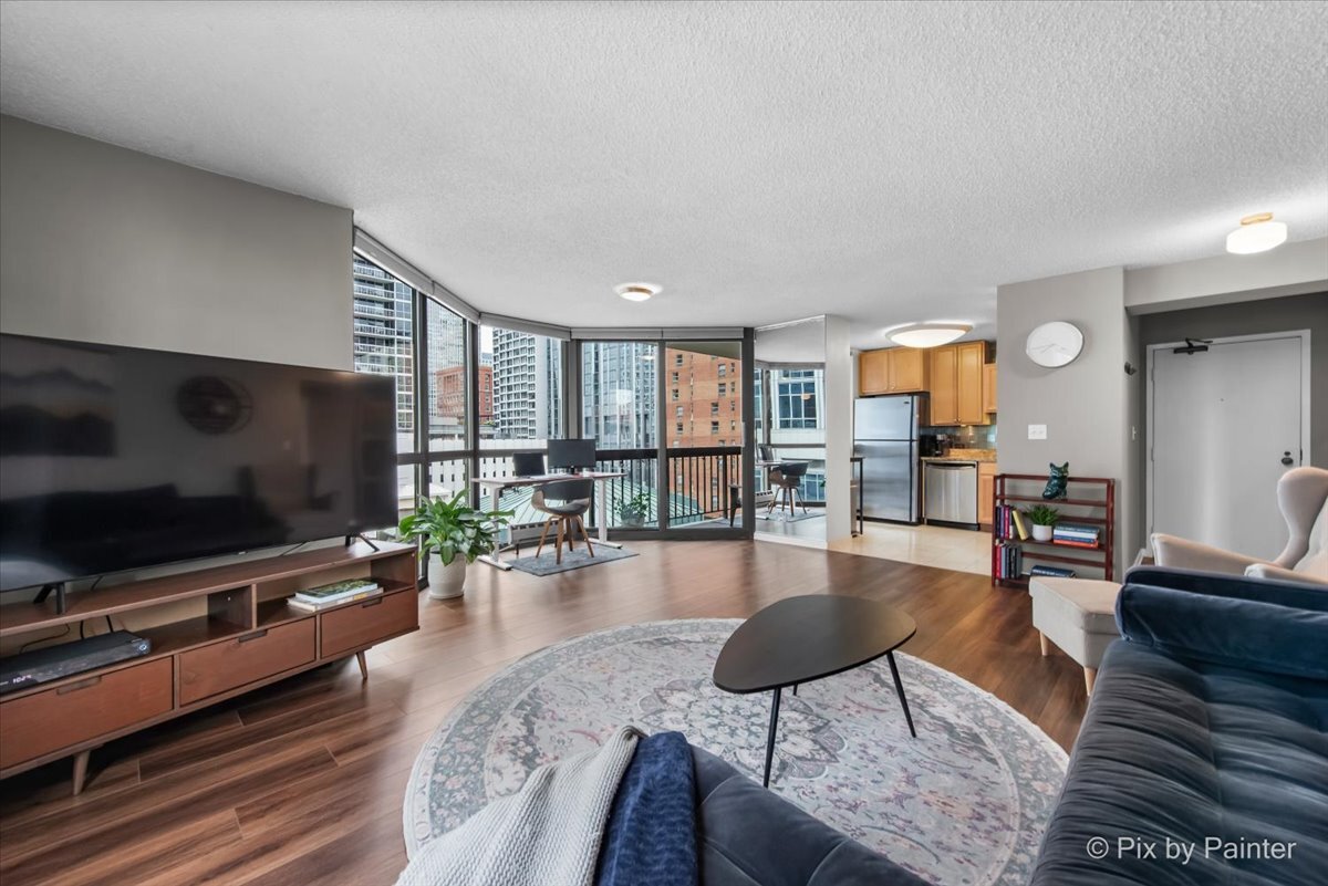 33 W Delaware Place 8B