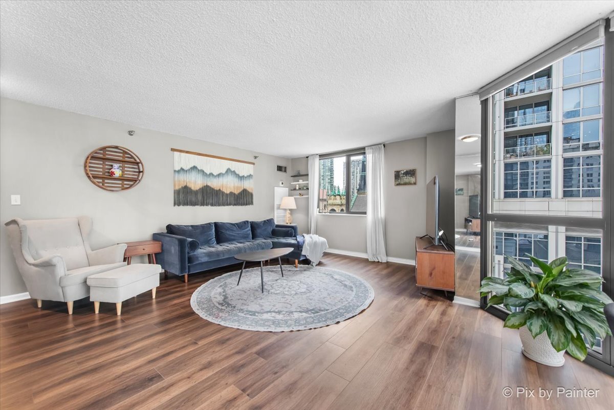 33 W Delaware Place 8B