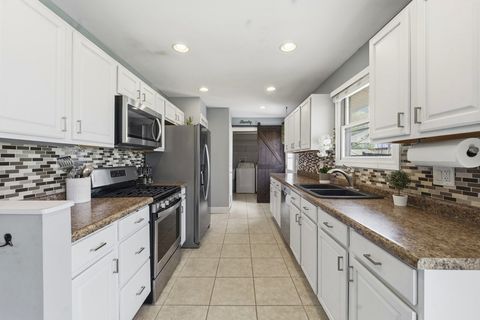 Tiny photo for 441 Walnut Lane, Elk Grove Village, IL 60007 (MLS # 12611910)