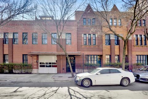 Photo of 1235 W George Street #110, Chicago, IL 60657 (MLS # 12613053)