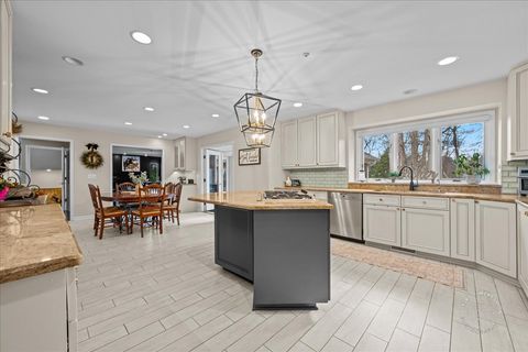 Tiny photo for 825 PERSIMMON Drive, St. Charles, IL 60174 (MLS # 12602458)