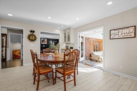 Tiny photo for 825 PERSIMMON Drive, St. Charles, IL 60174 (MLS # 12602458)