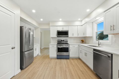 Tiny photo for 105 Abbeywood Circle, Streamwood, IL 60107 (MLS # 12461443)