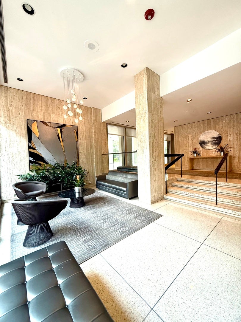 88 W Schiller Street 406