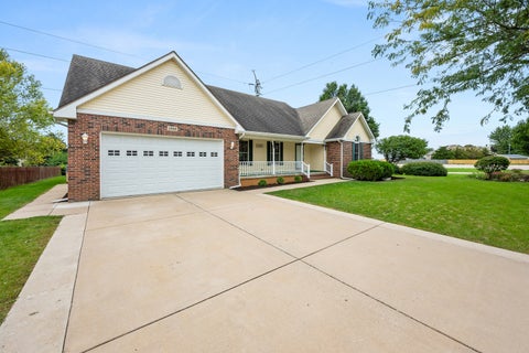 Tiny photo for 1338 Foxbend Drive, Sycamore, IL 60178 (MLS # 12766069)