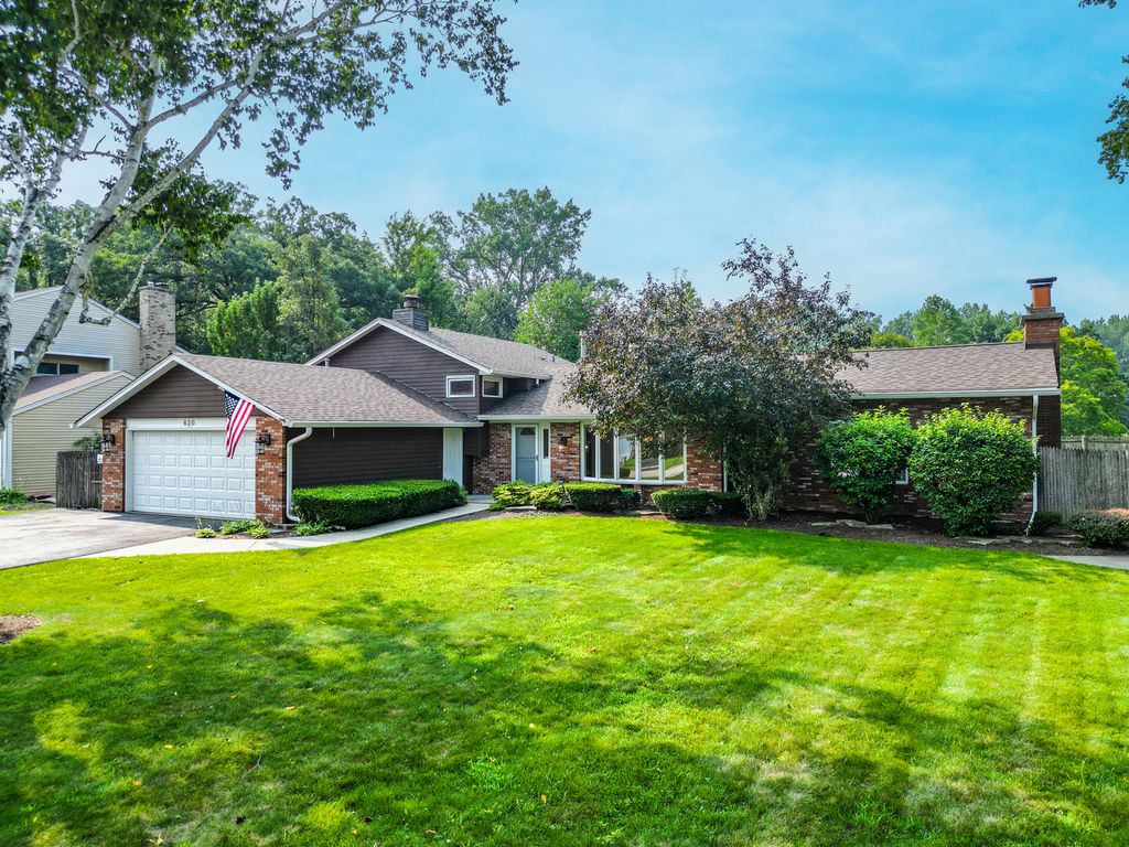 Photo for 630 Smith Avenue, Lake Bluff, IL 60044 (MLS # 12401111)