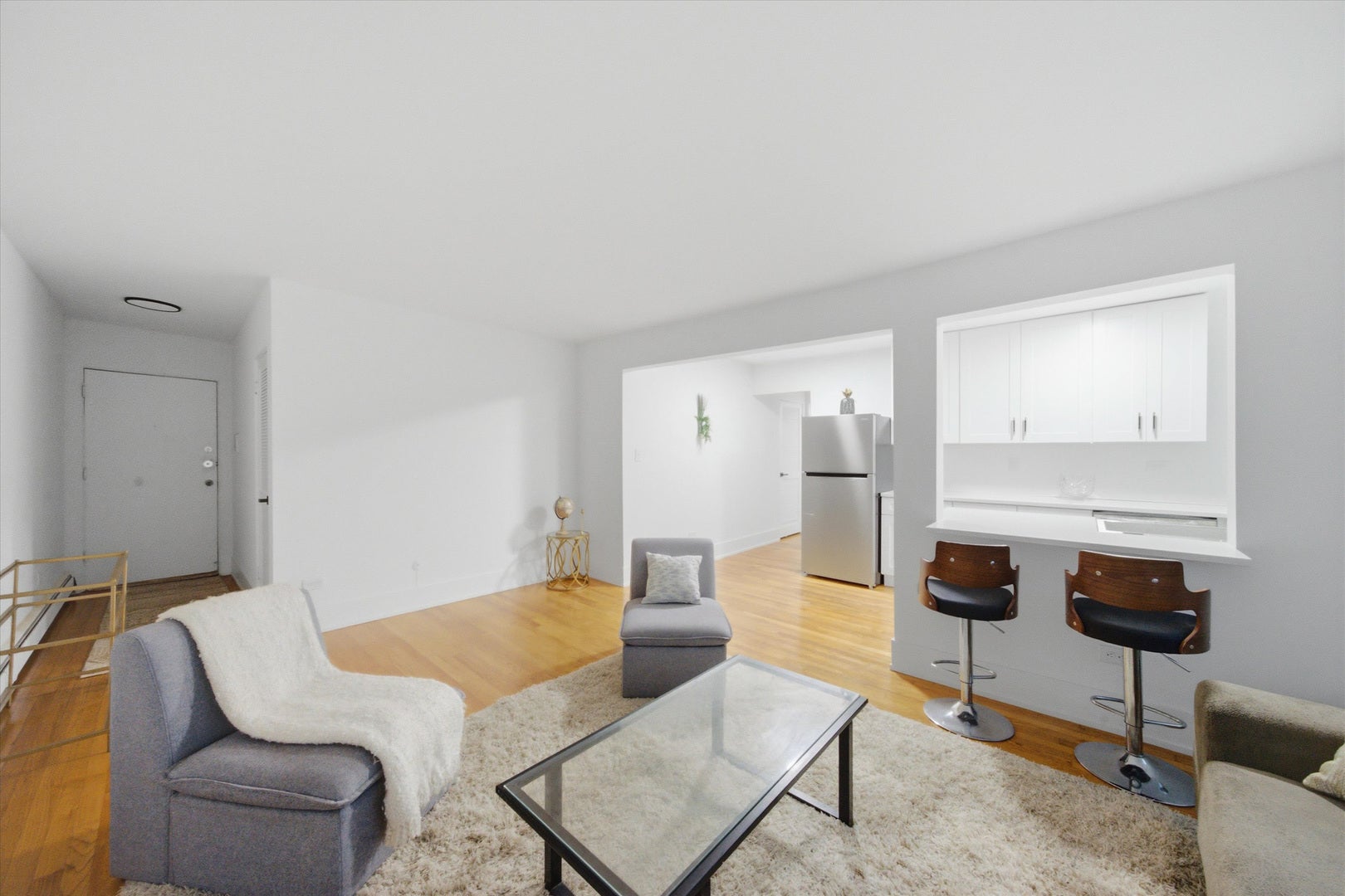 526 W Roscoe Street 2A