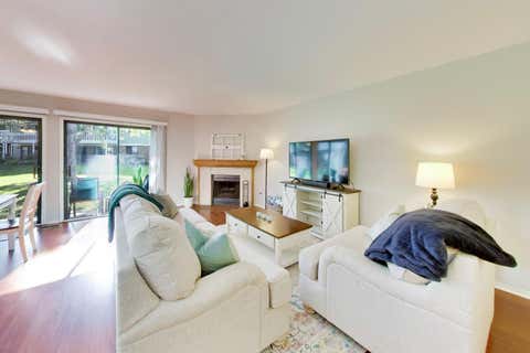 Tiny photo for 265 Wilmette Court #B1, Schaumburg, IL 60193 (MLS # 12728574)