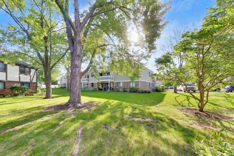 Tiny photo for 265 Wilmette Court #B1, Schaumburg, IL 60193 (MLS # 12728574)