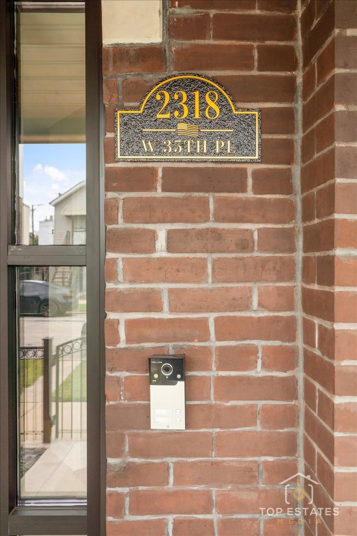 2318 W 35th Place