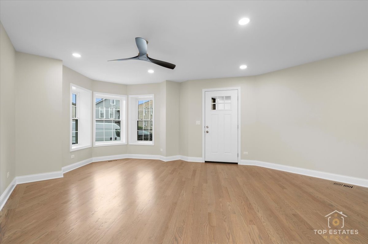 2318 W 35th Place