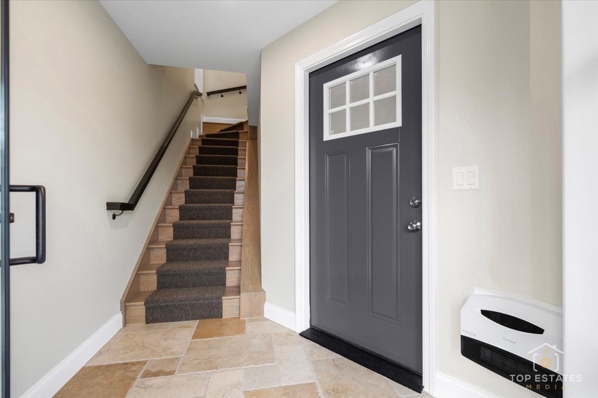 2318 W 35th Place
