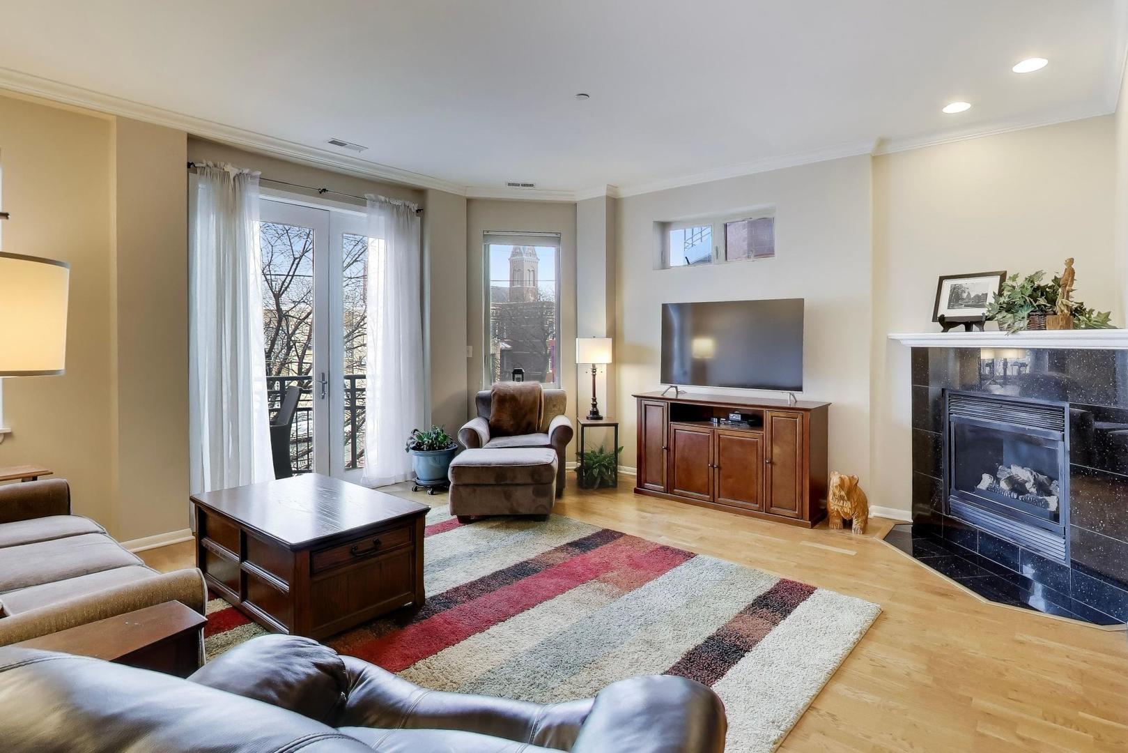 4950 N WESTERN Avenue 2C