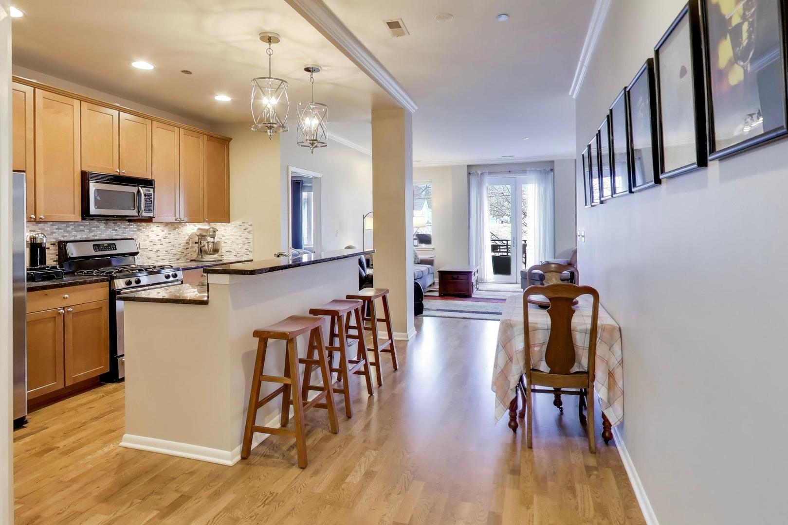 4950 N WESTERN Avenue 2C