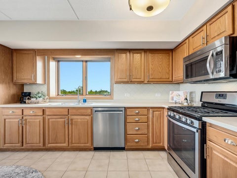 Tiny photo for 1 N Beacon Place #404, La Grange, IL 60525 (MLS # 12781101)