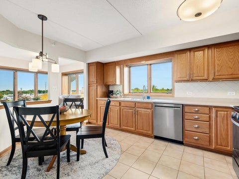 Tiny photo for 1 N Beacon Place #404, La Grange, IL 60525 (MLS # 12781101)