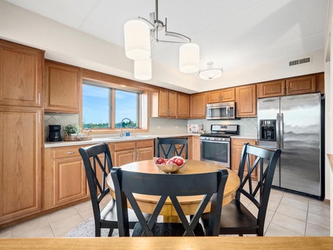 Tiny photo for 1 N Beacon Place #404, La Grange, IL 60525 (MLS # 12781101)