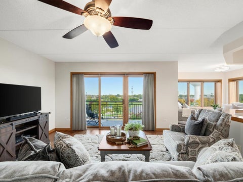 Tiny photo for 1 N Beacon Place #404, La Grange, IL 60525 (MLS # 12781101)