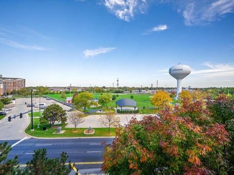 Tiny photo for 1 N Beacon Place #404, La Grange, IL 60525 (MLS # 12781101)